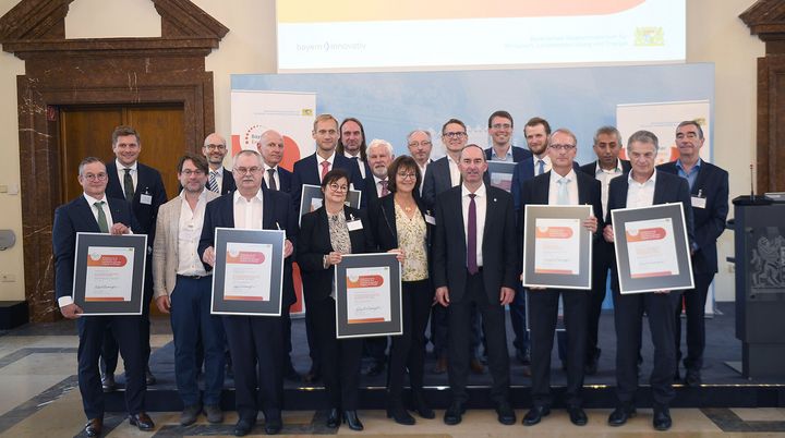 Die Preisträgerinnen und Preisträger des Bayerischen Energiepreises 2022.