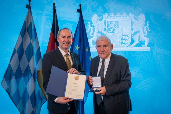 Bayerns Wirtschaftsminister Hubert Aiwanger verleiht die Staatsmedaille für besondere Verdienste um die bayerische Wirtschaft.
