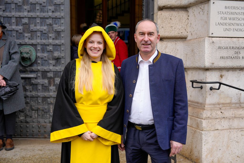 Der Bayerische Wirtschaftsminister Hubert Aiwanger begrüßt die Original Münchner Schäfflertanzgruppe. 