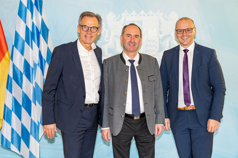 Staatsminister Hubert Aiwanger verabschiedet den stellvertretenden Regierungssprecher Karl Ilgenfritz (rechts). Nachfolger wird Jürgen Marks (links) Foto: Elke Neureuther/StMWi