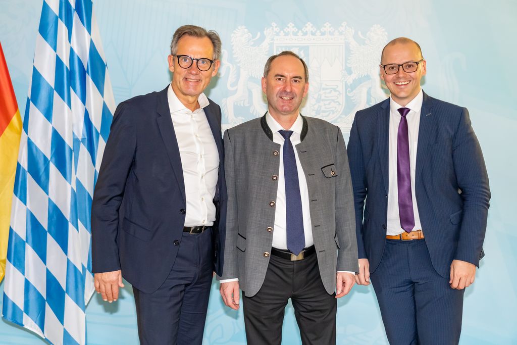 Staatsminister Hubert Aiwanger verabschiedet den stellvertretenden Regierungssprecher Karl Ilgenfritz (rechts). Nachfolger wird Jürgen Marks (links) Foto: Elke Neureuther/StMWi