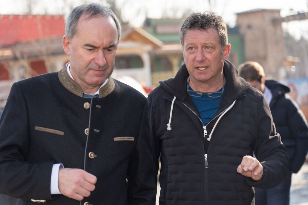 Bayerns Wirtschaftsminister Hubert Aiwanger im Gespräch mit dem Betreiber der Westernstadt, Claus Six
Foto: StMWi/B. Brummer