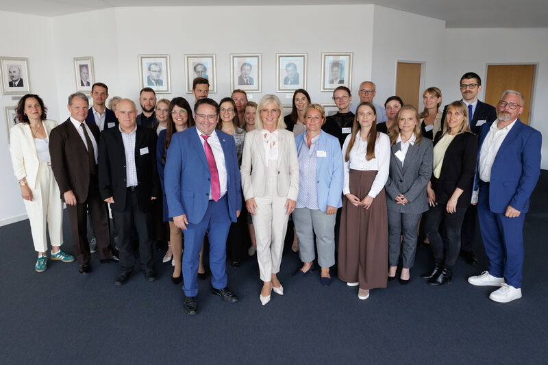Bayerns Wirtschaftsstaatssekretär Tobias Gotthardt und Arbeitsministerin Ulrike Scharf mit den Preisträgerinnen und Preisträgern des Unternehmenswettbewerbs „Erfolgreich.Familienfreundlich 2025“ (Foto: StMAS/Nötel)