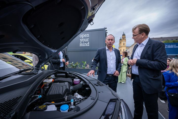 Bayerns Wirtschaftsminister Hubert Aiwanger besucht den IAA Open Space in München.