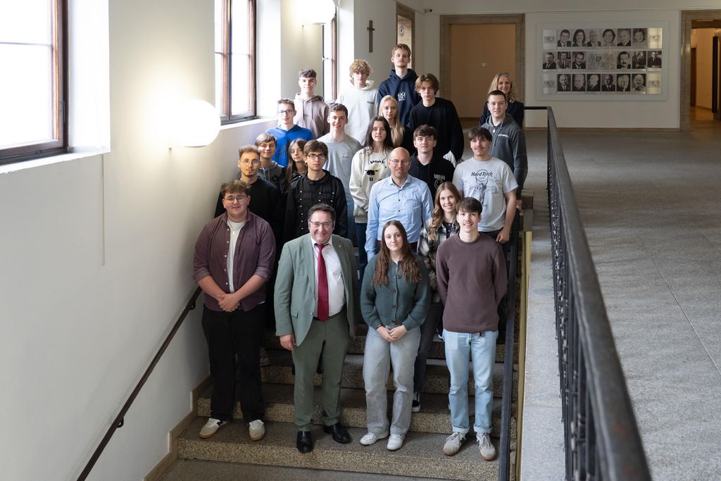 Bayerns Wirtschaftsstaatssekretär Tobias Gotthardt begrüßt die Schülerinnen und Schüler der 12. Klasse der Staatlichen Fachoberschule Regen.