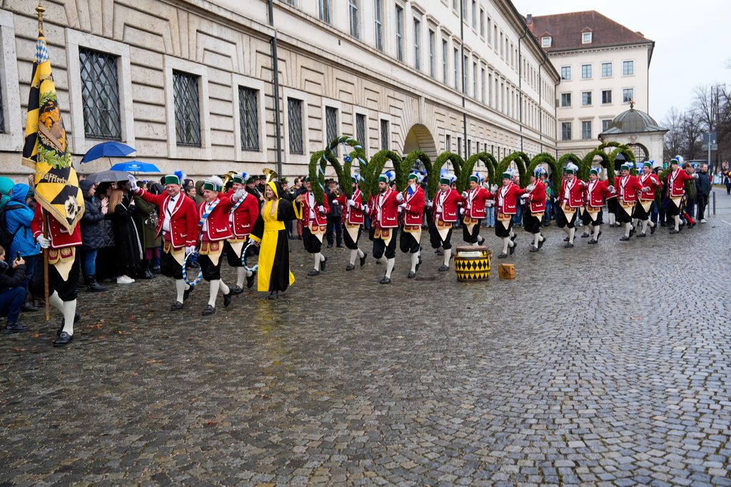 Der Bayerische Wirtschaftsminister Hubert Aiwanger begrüßt die Original Münchner Schäfflertanzgruppe. 