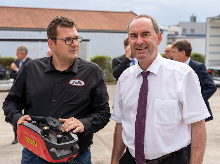 ZeBu-Geschäftsführer Thomas Kiefl erklärt Hubert Aiwanger einen Kranaufbau - eine Spezialanfertigung für eine Zimmerei. 
© StMWi/E. Neureuther