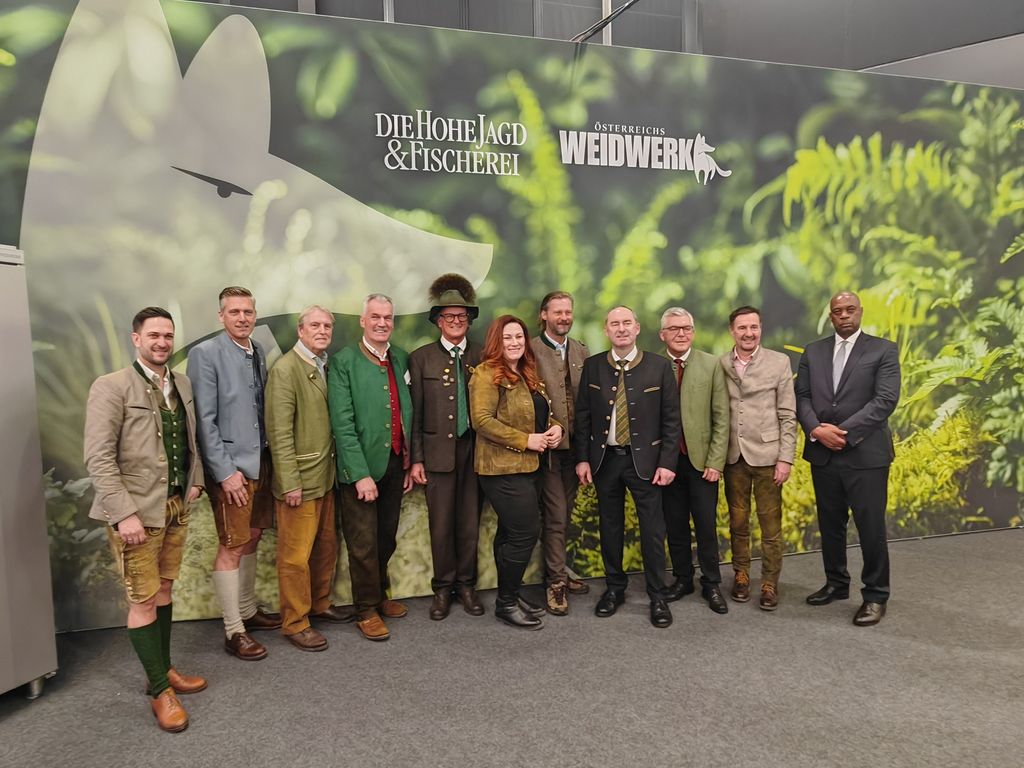 Bayerns Wirtschafts- und Jagdminister Hubert Aiwanger hat die 35. Messe „Die Hohe Jagd &amp; Fischerei“ in Salzburg eröffnet. Das Bild zeigt (von links nach rechts): Moderator Richard Deutinger, Geschäftsführer der Messezentrum Salzburg GmbH Alexander Kribus, den Präsidenten der Österreichischen Fischereigesellschaft Franz Kiwek, den Vorsitzenden der Kreisgruppe Berchtesgadener Land des Bayerischen Jagdverbands Hans Berger, den Südtiroler Landesjägermeister Günther Rabensteiner, den Salzburger Gemeinderat Delfa Kosic, Salzburgs Landesjägermeister Max Mayr Melnhof, Staatsminister Hubert Aiwanger, Landesrat Dr. Josef Schwaiger, Landesrat Martin Zauner und den Botschafter von Namibia Vasco M. Samupofu. Foto: StMWi/V. Klimke