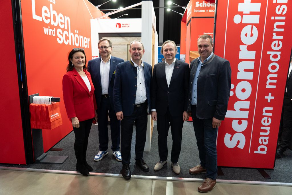 Wirtschaftsminister Hubert Aiwanger (Mitte) bei der Eröffnung der Landshuter Umweltmesse. Mit auf dem Foto (von links): Jutta Widmann, dritte Bürgermeisterin der Stadt Landshut, Rudolf Schnur, Geschäftsführer der Messe, Florian Schönreiter, Geschäftsführer Schönreiter Baustoffe und Alfred Holzner, Bürgermeister Rottenburg. 
Foto: StMWi.
