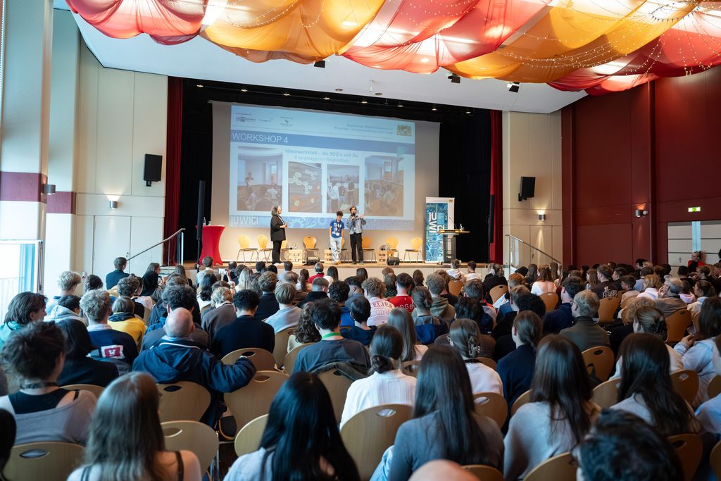 Impressionen des Jugendwirtschaftsgipfels 2025.