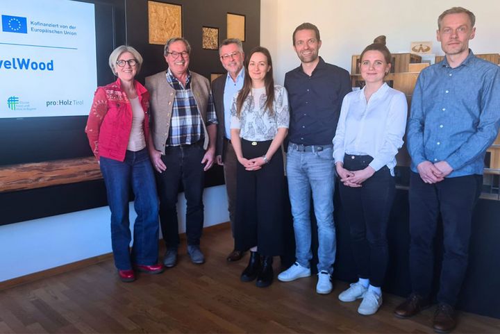 Interreg-Projekt NextLevelWood: Projektbeteiligte stehen für ein Gruppenfoto bereit. 