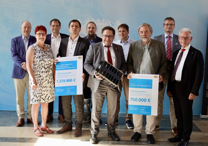 Staatssekretär Tobias Gotthardt (Mitte) mit den Vertretern der Fraunhofer-Institute und des Zentrums für Telematik bei Übergabe der Förderbescheide im Bayerischen Wirtschaftsministerium. Foto: StMWi