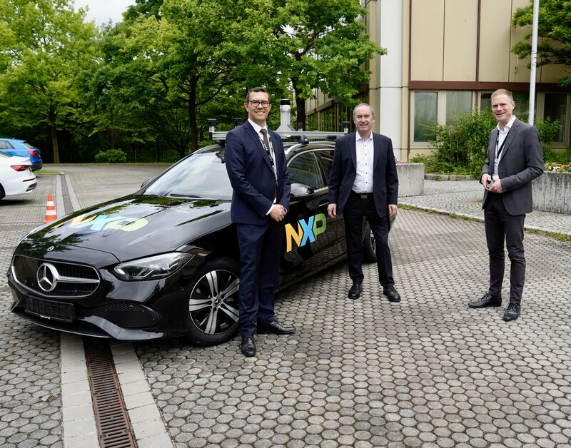 Wirtschaftsminister Aiwanger verschafft sich ein Bild von der Technologie des autonomen Fahrens. (v.l.n.r.) Manuel Alves Mendes (Geschäftsführer), Wirtschaftsminister Hubert Aiwanger und Daniel Kuerschner (Manager System &amp; Application Munich). Foto: StMWi.