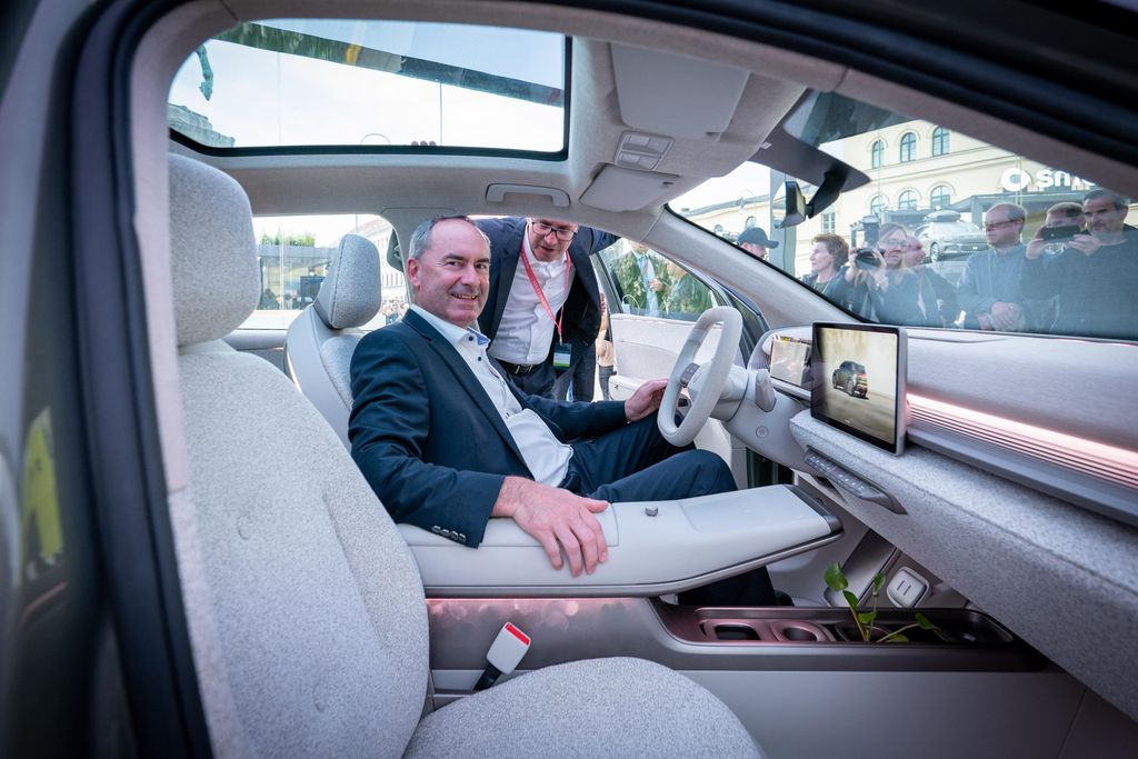 Bayerns Wirtschaftsminister Hubert Aiwanger besucht den IAA Open Space in München.