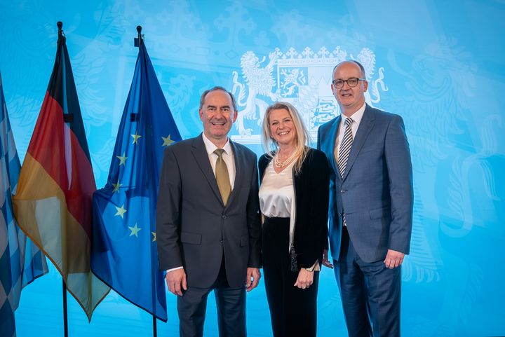 Bayerns Wirtschaftsminister Hubert Aiwanger verleiht die Staatsmedaille für besondere Verdienste um die bayerische Wirtschaft.