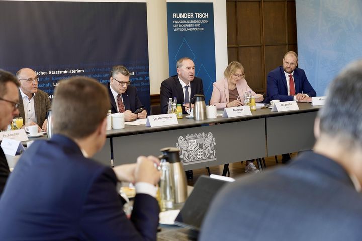 Impressionen des Runden Tisches zum Thema „Finanzierungsfragen der Sicherheits- und Verteidigungsindustrie“.