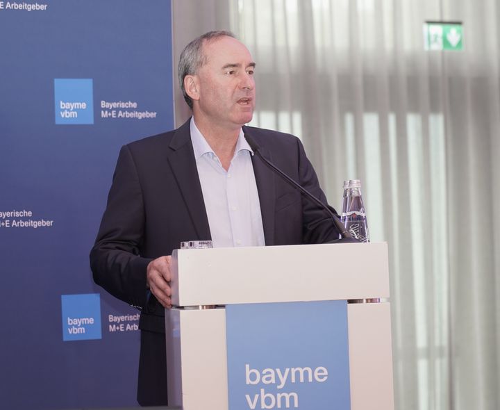 Wirtschaftsminister Hubert Aiwanger informiert über den Einstieg in der Sicherheits- und Verteidigungsindustrie. Foto: StMWi.