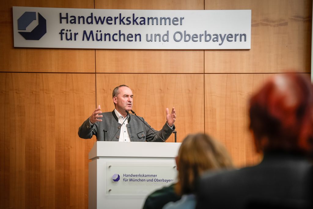 Beim Abend der Unternehmensnachfolge der Handwerkskammer für München und Oberbayern hob Bayerns Wirtschaftsminister Hubert Aiwanger die Herausforderungen für das Handwerk hervor.
Foto: StMWi