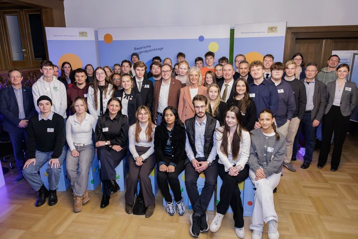 Wirtschaftsminister Hubert Aiwanger und Jugendministerin Ulrike Scharf mit Jugendlichen beim Jugendpolitiktag im Wirtschaftsministerium (Foto: StMAS/N. Schäffler)