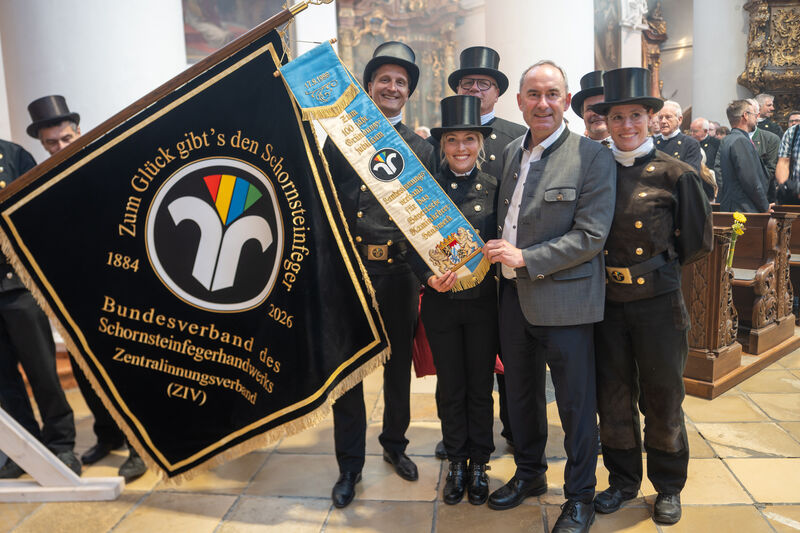 In der Karmelitenkirche in Straubing wurde die neue Fahne des Bundesverbands des Schornsteinfegerhandwerks geweiht.
Foto: StMWi
