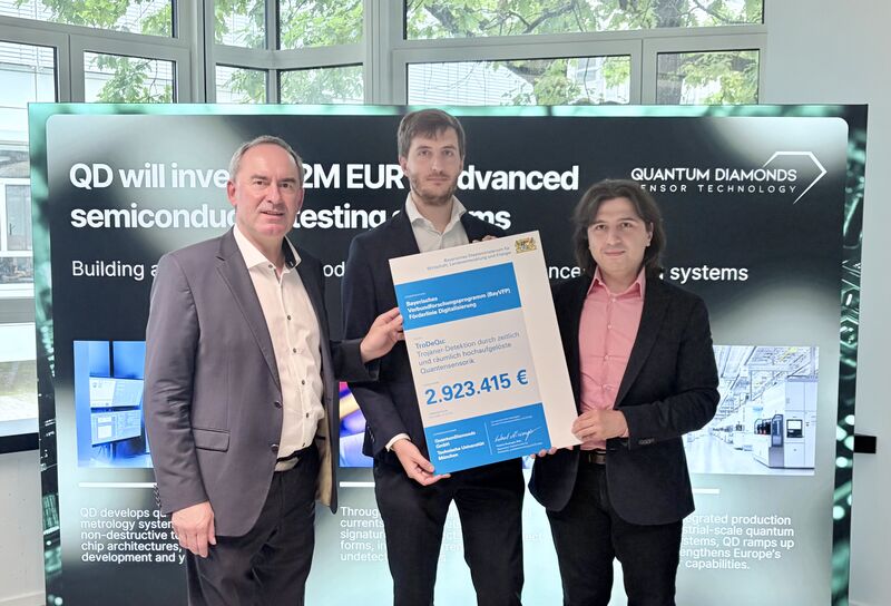 Bayerns Wirtschaftsminister Hubert Aiwanger überreichte den symbolischen Förderbescheid an Dr. Flemming Bruckmaier, CTO und Gründer von Quantum Diamonds sowie Prof. Dr. Hussam Amrouch von der TU München. Foto: Viola Kemmer/StMWi