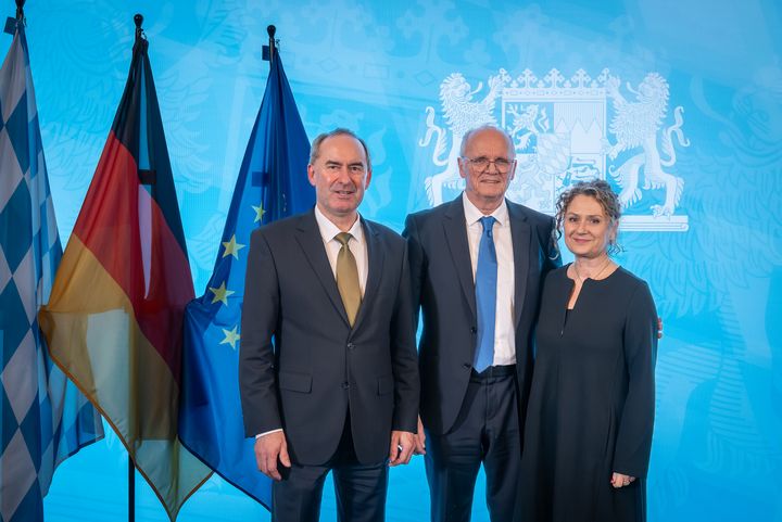 Bayerns Wirtschaftsminister Hubert Aiwanger verleiht die Staatsmedaille für besondere Verdienste um die bayerische Wirtschaft.
