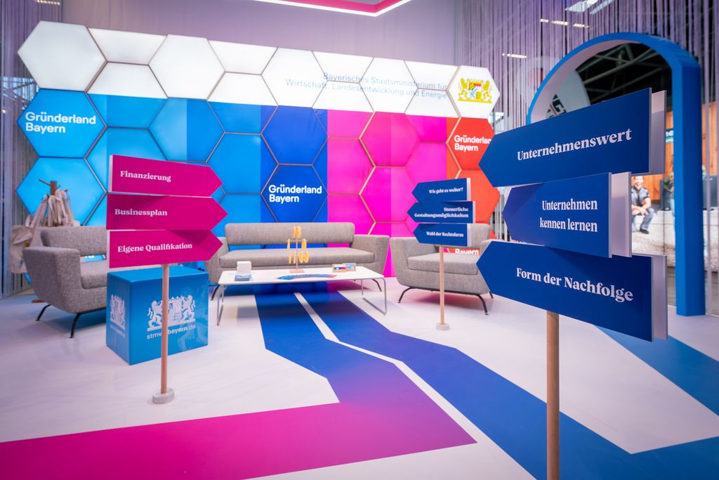 Das Bayerische Wirtschaftsministerium ist mit einem Messestand zum Thema Unternehmensnachfolge auf der Internationalen Handwerksmesse 2026 vertreten.