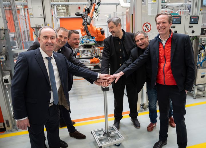 Bayerns Wirtschafts- und Energieminister Hubert Aiwanger hat heute gemeinsam mit Ministerpräsident Dr. Markus Söder an der Eröffnung des neuen Batteriewerks der MAN Truck &amp; Bus SE in Nürnberg teilgenommen. Das Bild zeigt die Vertreter der Staatsregierung mit Vertretern des Konzerns während des symbolischen Starts. Foto: StMWi/Bastian Brummer