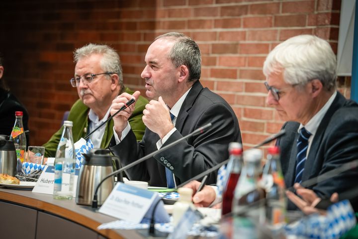 Wirtschaftsminister Hubert Aiwanger spricht über die niederbayerische Wirtschaftslage in Straubing. Foto: StWMi/Wachtveitl.