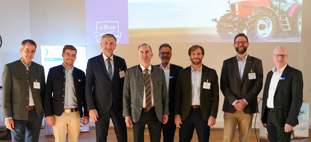 Der neue AgriTechHUB des Bayerischen Wirtschaftsministeriums ist heute in München an den Start gegangen. Das Bild zeigt (v.l.n.r.): Philipp Horsch, Geschäftsführer der HORSCH Maschinen GmbH; Joseph Schapfl von Bayern Innovativ; Günther Felßner, Präsident des Bayerischen Bauernverbands; Wirtschaftsminister Hubert Aiwanger; Dr. Rainer Seßner, Geschäftsführer der Bayern Innovativ GmbH; Christian Metz von Bayern Innovativ, Dr. Tobias Nothdurft, Leiter Forschung und Vorentwicklung bei AGCO/Fendt; sowie Dr. Matthias Konrad, Mitglied der Geschäftsleitung von Bayern Innovativ. Foto: StMWi/N. Engelhart