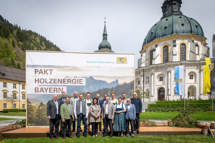 Impressionen der feierlichen Unterzeichnung des Pakts "Holzenergie Bayern". 