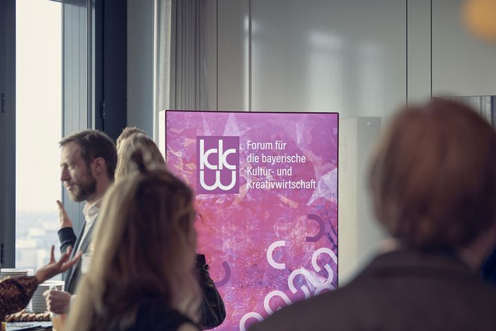 Tobias Gotthardt, Staatssekretär im Bayerischen Staatsministerium für Wirtschaft, Landesentwicklung und Energie, verleiht den Staatspreis für bayerische Kreativorte. 