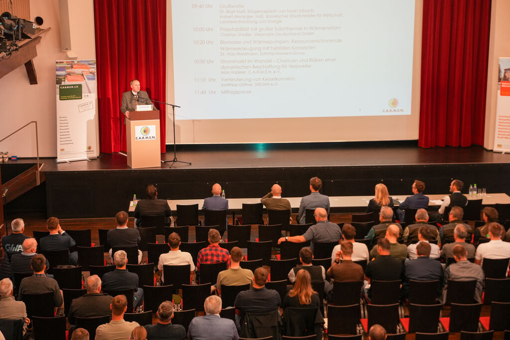 Bayerns Wirtschaftsminister Hubert Aiwanger hat sich beim Betreiberstammtisch Nahwärmenetze für den Ausbau von Biomasse-Wärmenetzen ausgesprochen.
Foto: StMWi/ K. Huber