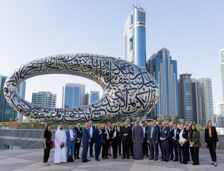 Wirtschaftsstaatssekretär Roland Weigert mit den Delegationsteilnehmern vor dem Museum of the Future in Dubai.