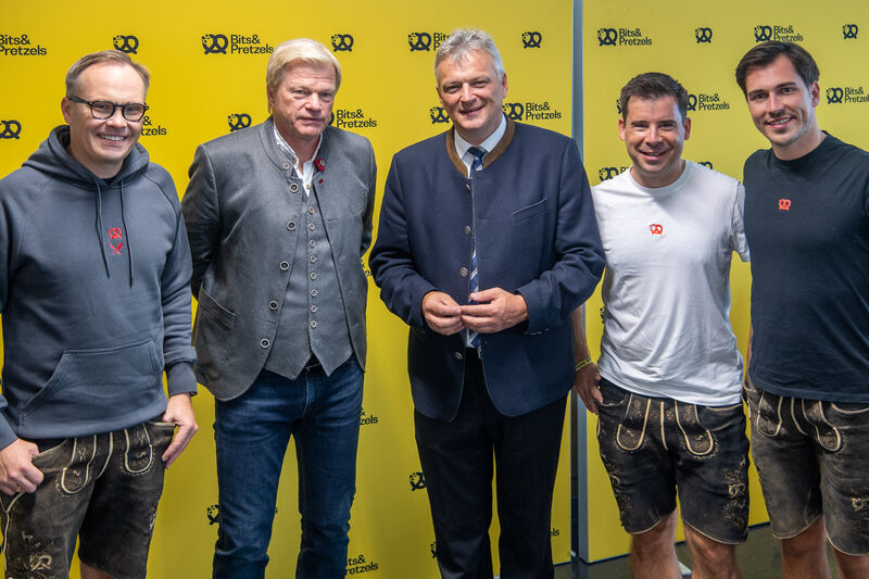 Staatssekretär Roland Weigert (Mitte) gemeinsam mit Oliver Kahn und den Initiatoren bei der Eröffnung der Bits & Pretzels 2023. Foto: StMWi/A.Heddergott.