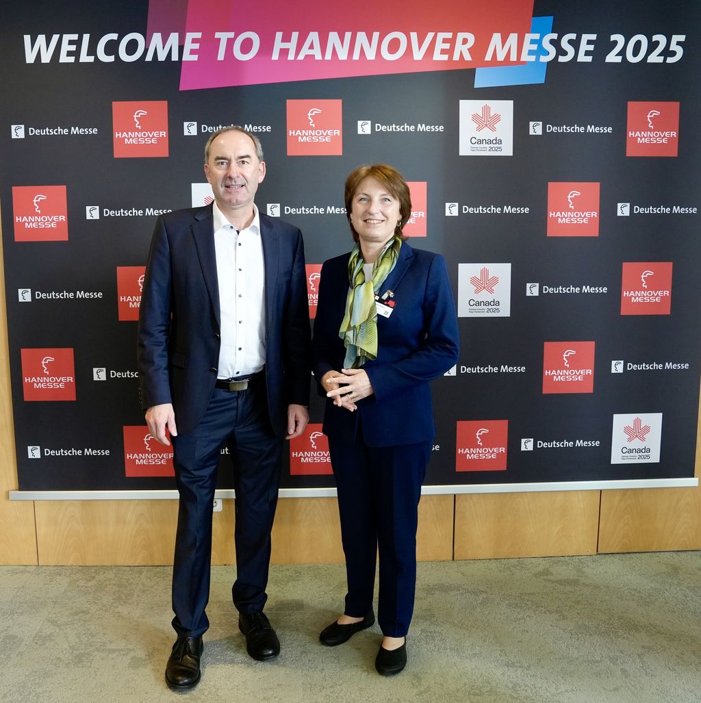 Wirtschaftsminister Hubert Aiwanger mit der rumänischen Botschafter in Deutschland, Adriana Stanescu. Foto: StMWi