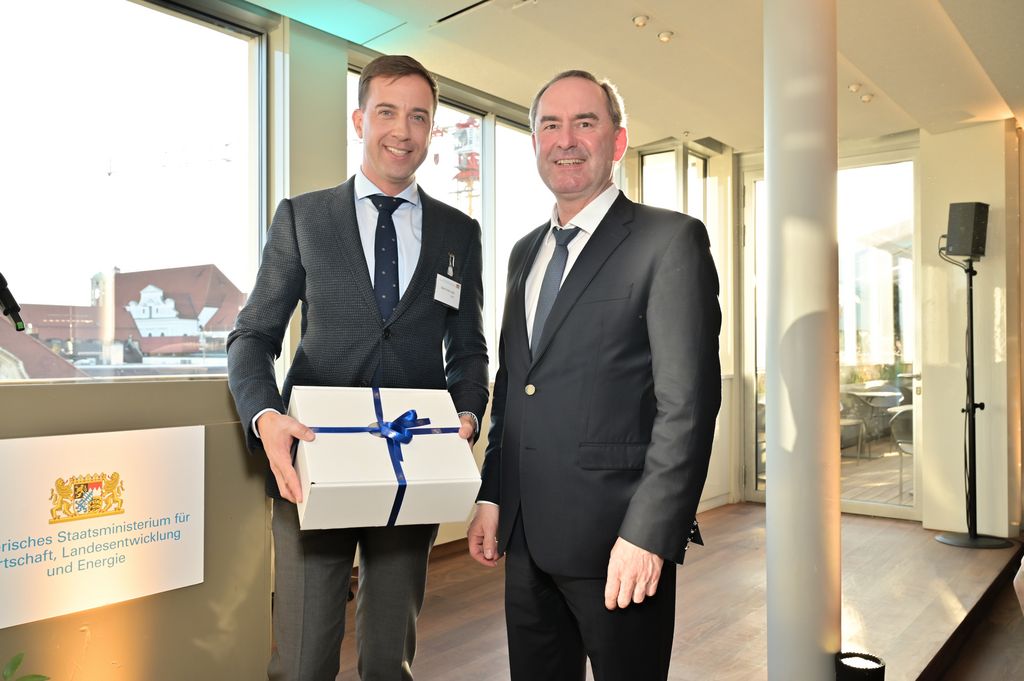 Wirtschaftsminister Hubert Aiwanger und Gábor Tordai-Lejkó,Generalkonsul von Ungarn und Doyen des Konsularischen Korps. Foto: StMWi/Heuser