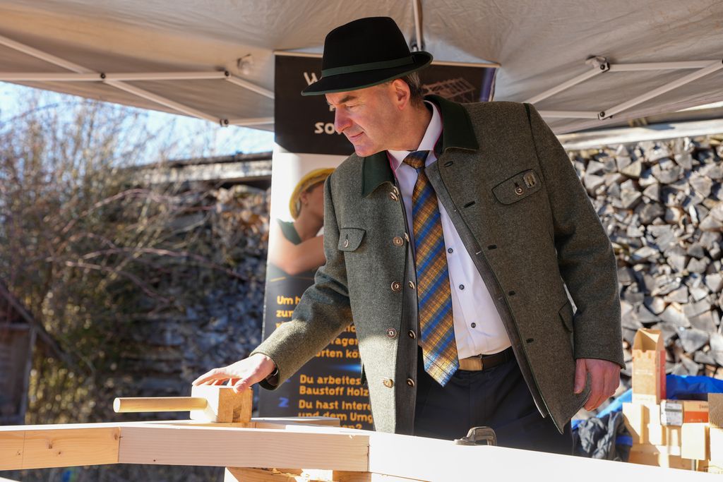 Auf den Oberbayerischen Holztagen besuchte Bayerns Wirtschaftsminister Hubert Aiwanger mehrere Aussteller, so auch die Zimmerinnung.
Foto: StMWi/K. Huber