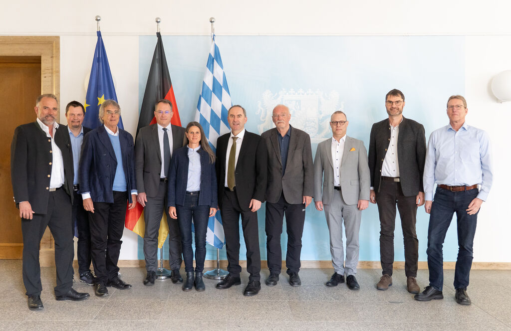 Bayerns Energieminister Hubert Aiwanger hat sich im Gespräch mit Vertretern aus der bayerischen Fischerei, dem Kraftwerksbetreiber Uniper sowie dem Bayerischen Umweltministerium und der Wasserwirtschaft in München dafür ausgesprochen, die Zusammenarbeit zwischen Wasserkraft und Fischerei künftig noch gezielter zu optimieren. Foto: StMWi/Bastian Brummer