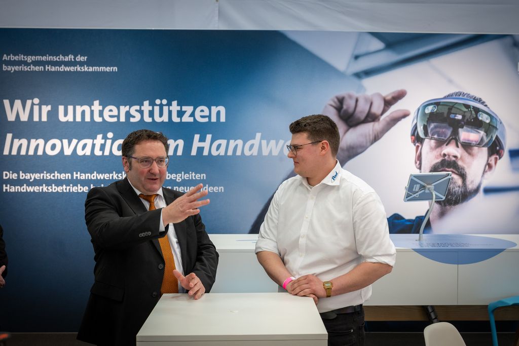 Bayerns Wirtschaftsstaatssekretär Tobias Gotthardt bei dem Messerundgang anlässlich der IHM 2026. 