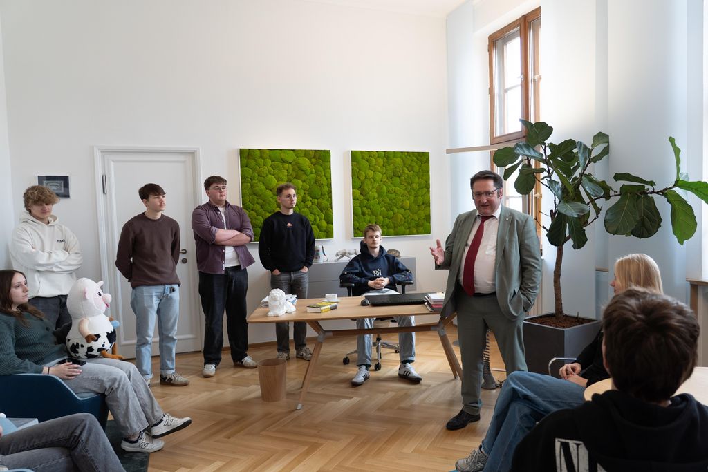 Bayerns Wirtschaftsstaatssekretär Tobias Gotthardt begrüßt die Schülerinnen und Schüler der 12. Klasse der Staatlichen Fachoberschule Regen.