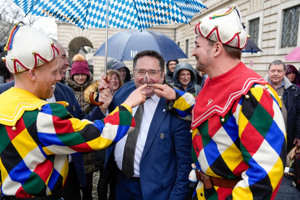 Der Bayerische Wirtschaftsminister Hubert Aiwanger begrüßt die Original Münchner Schäfflertanzgruppe. 