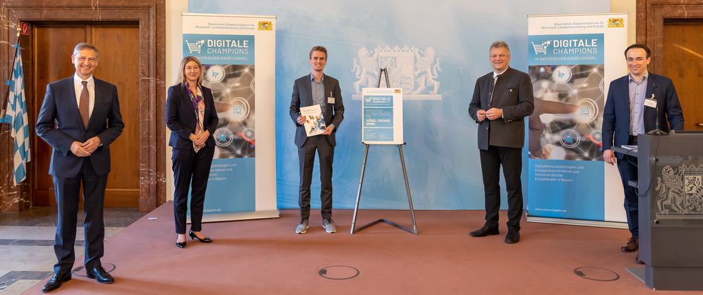 Die Möbel Fischer GmbH mit Sitz in Herzogenaurach ist „Digitaler Champion im bayerischen Einzelhandel 2021“ (v.l.): Wolfgang Puff (Hauptgeschäftsführer Handelsverband Bayern e.V.), Simone Wastl (Leitung Unternehmenskommunikation und Marke, Mitglied der Geschäftsführung DATEV eG), Tim Bauer (Leitung Onlinemarketing &amp; IT Möbel Fischer GmbH), Wirtschaftsstaatssekretär Roland Weigert und Dr. Johannes Faltermeier (Projektleiter ibi research an der Universität Regensburg GmbH). Foto: Elke Neureuther/StMWi