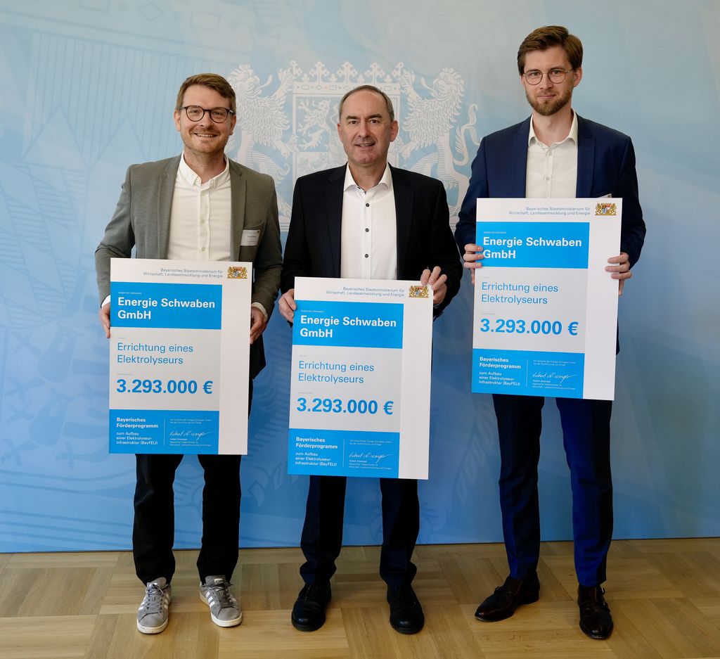 Wirtschaftsminister Aiwanger übergibt die Förderurkunden an Energie Schwaben GmbH. Foto: StMWi.