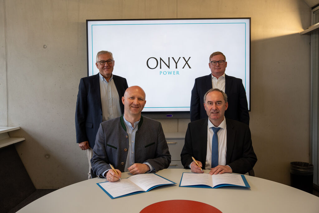 Bayerns Wirtschaftsminister Hubert Aiwanger unterzeichnete den Letter of Intent mit Onyx-Manager Roman Ritter. Hinten: Dr. Karl-Peter Thelen (Regulatory Affairs/Public Affairs) und Kristian Enste (Projektleiter). Foto: Aneta Ufert/StMWi