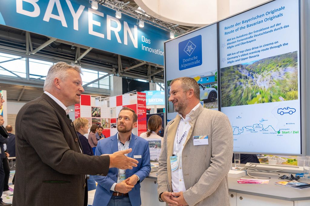 Bayerns Wirtschaftsstaatssekretär Roland Weigert besucht die IAA MOBILITY 2023 