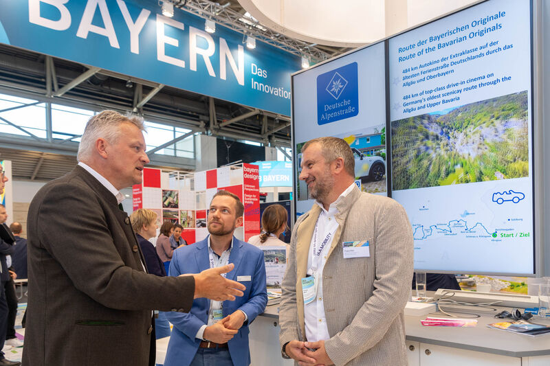 Bayerns Wirtschaftsstaatssekretär Roland Weigert besucht die IAA MOBILITY 2023