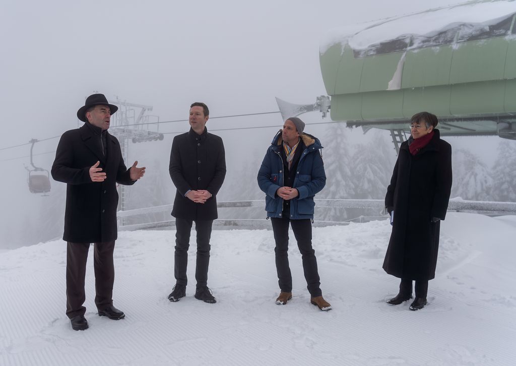 Bayerns Wirtschaftsminister Aiwanger übergibt einen Förderbescheid für die Modernisierung der Seilbahnen Nord und Süd am Ochsenkopf