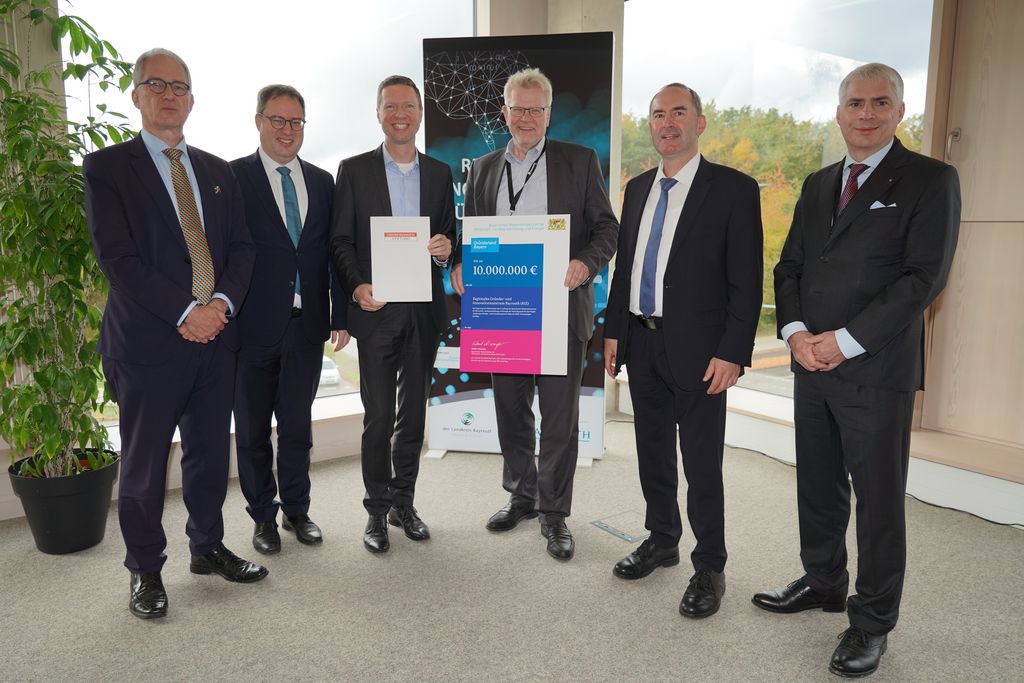 Bayerns Wirtschaftsminister Hubert Aiwanger überreichte die Förderurkunde an Bayreuths Oberbürgermeister Thomas Ebersberger und Landrat Florian Wiedemann. Foto: Aneta Ufert/StMWi