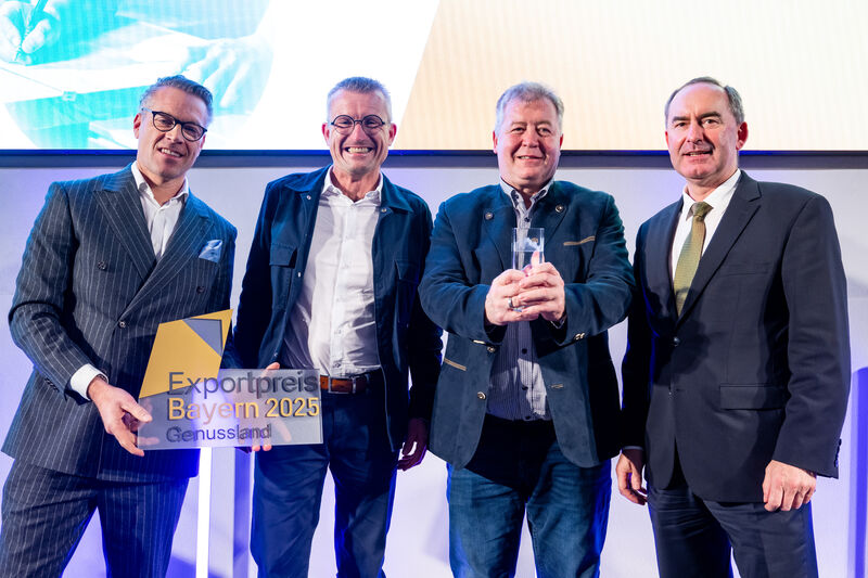 Bayerns Wirtschaftsminister Hubert Aiwanger mit den Preisträger der Kategorie Genussland: Oswald und Roland Kundmüller, Geschäftsführer der Brauerei-Gasthof Kundmüller, Laudator Dr. Stephan Meier (l.), Geschäftsführer des Cafes Luitpold La Gâterie GmbH & Co. KG (Foto: StMWi/L. Preiss)